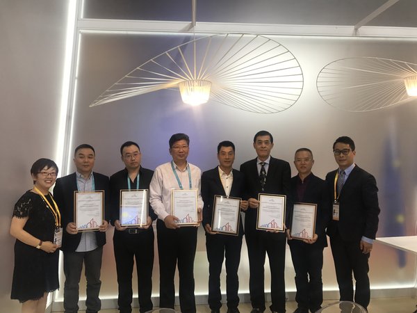 圣戈班亚太区企业传播总监刘志欣和市场及数字官王焕为杰出伙伴颁奖