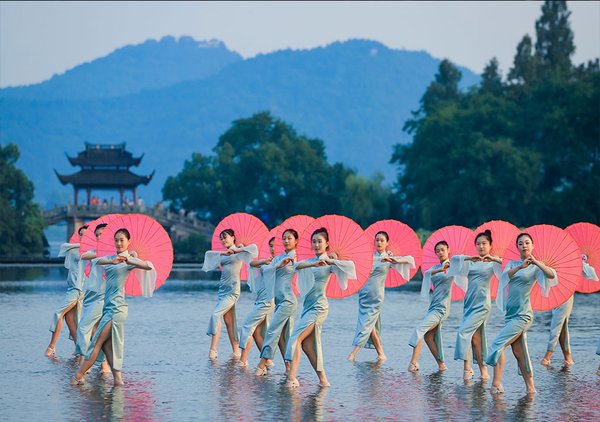 500 women each sporting a Qipao, dance in unison at Hangzhou' s landmarks