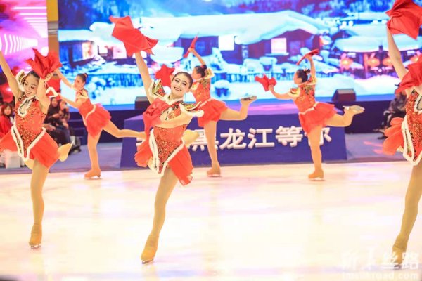 Persembahan tarian luncur ais semasa acara promosi.