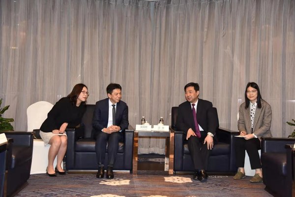 SGS集团首席执行官吴国宏（左中）与市委书记汪泉（右中）