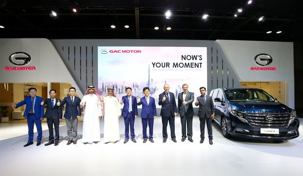 Mr. Li Xuhang, Consul General of People's Republic of China in Dubai (fourth from right), Mr. Zeng Hebin, General Manager of GAC Motor Internatioanl (fifth from right), and other distinguished guests from GAC Motor's dealers attend the press conference.