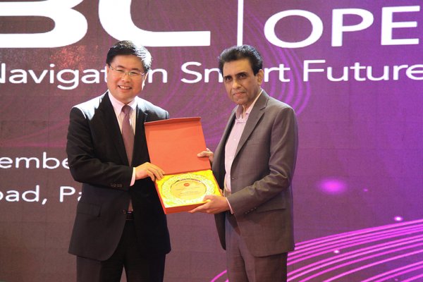 SVP of H3C Gary Huang presenting souvenir to Federal Minister for Information Technology and Telecommunication Dr. Khalid Maqbool Siddiqui at H3C Grand Opening Event