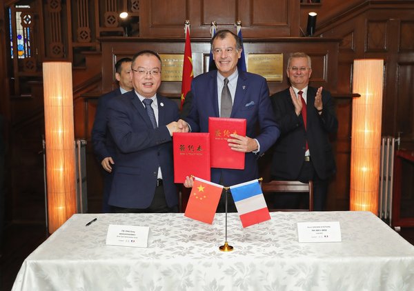 Club Med与中国滑雪协会达成合作协议，积极助力中国冰雪运动发展（左：国家体育总局冬季运动管理中心常务副主任丁东先生，右：Club Med全球总裁亨利-吉斯卡-德斯坦先生）