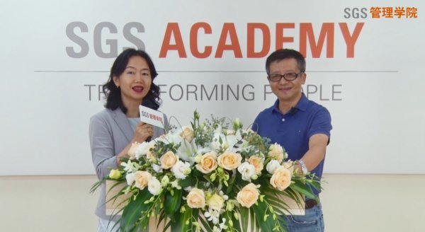 SGS管理学院总监汪姝女士（左一）埃尔森智能科技有限公司总经理孙起扬（左二）