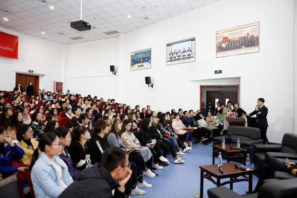 天津航空开展公益讲座 将中国机长精神洒向高校