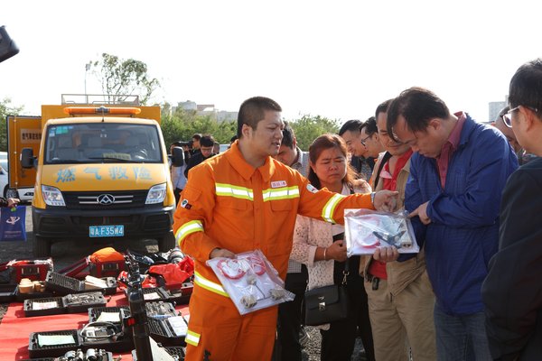 与会人员参观燃气救援特种装备。