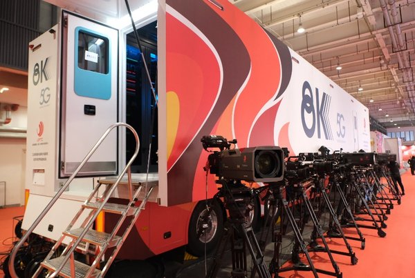 世界5G大会上，富士胶片随同全球首台“5G+8K”转播车展示独家为其提供的4K/8K超高清广播电视镜头系列