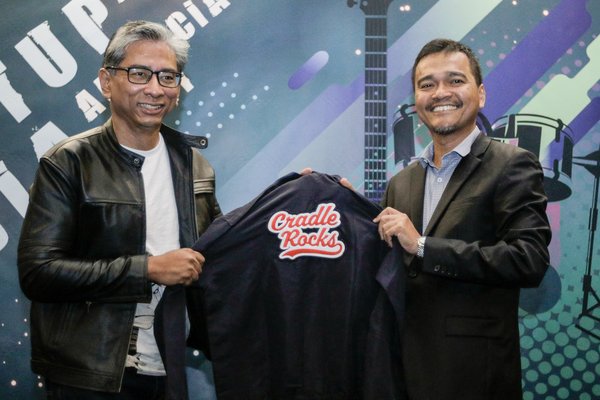 Deputy Secretary General of MESTECC, Dr Mohd Nor Azman Hassan receives a jacket from Cradle Fund Sdn Bhd Acting Group CEO, Razif Abdul Aziz during the first ever Cradle Startup Awards and Media Appreciation Night in Kuala Lumpur.