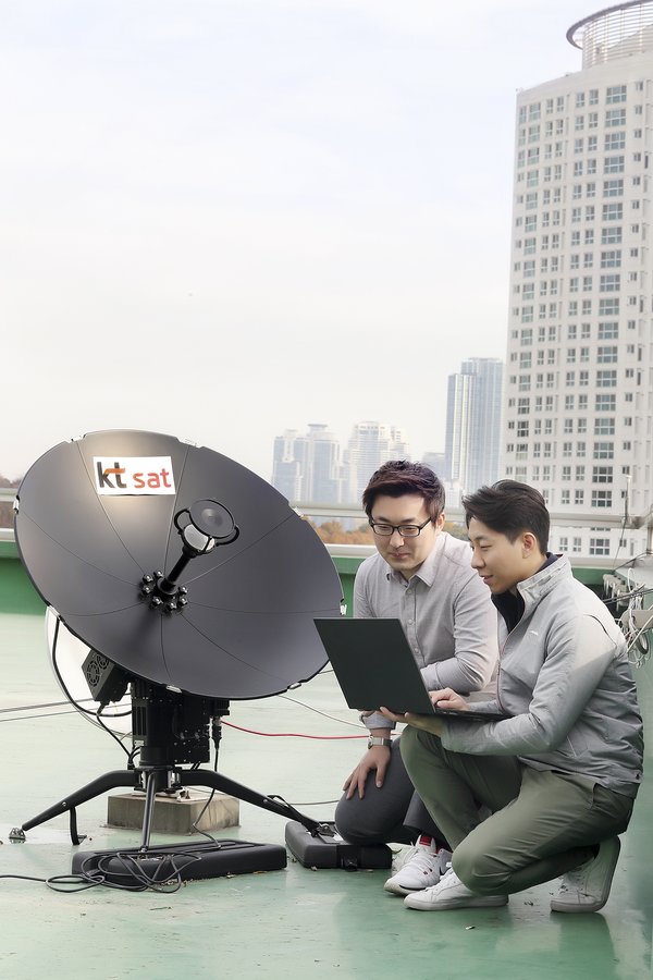Technicians successfully conduct the world’s first 5G data transmission with a satellite connection from Seoul, South Korea. The test aimed to expand the fifth-generation technology linked to KT’s 5G network and KT SAT’s KOREASAT 6.