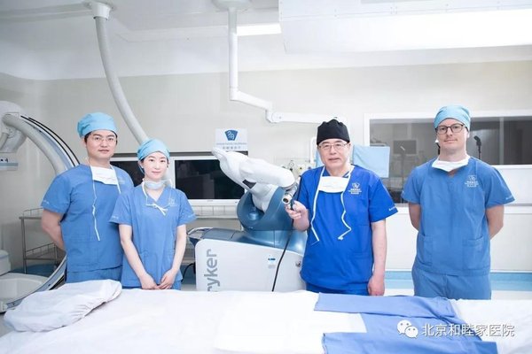 骨科医生与Mako手术机器人