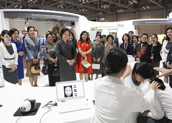 South Korea’s First Lady Kim Jung Sook and First Ladies of ASEAN countries observe Amorepacific’s digital skin analysis demonstration (Source: Blue House Photo Journalists)