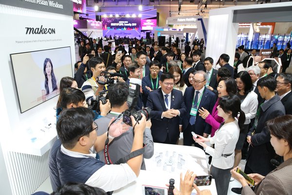 Thailand’s Minister of Higher Education, Science, Research and Innovation Suvit Maesincee and South Korea’s Minister of SMEs and Startups Park Young Sun visits the Amorepacific exhibition at the ASEAN-ROK K-Beauty Festival on November 25th, 2019 (Source Amorepacific)