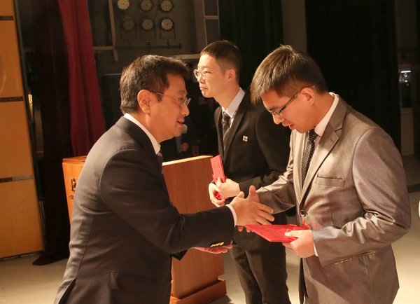 卫材中国药业副总经理山田江树先生为获奖助学金同学颁奖
