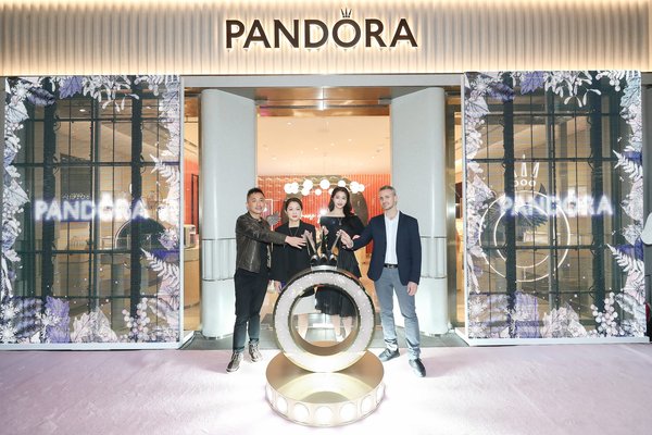 Pandora中国区零售总监Dragon Lu、Pandora中国董事总经理GEENA TOK、Pandora中国区代言人关晓彤与Pandora亚太区市场副总裁Alec Goins一同为新店开幕剪彩（从左往右）