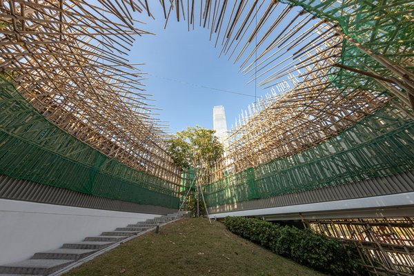 《山顶里》 2019年 竹、塑胶网、人造树枝 尺寸不一 香港M+委约创作 展览现场照片（2019），摄影：Winnie Yeung @ iMAGE28 图片由香港M+提供