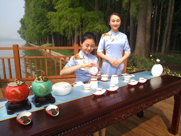 八马首席茶艺师姜雨桐、廖雪花在为中印东湖茶叙作准备