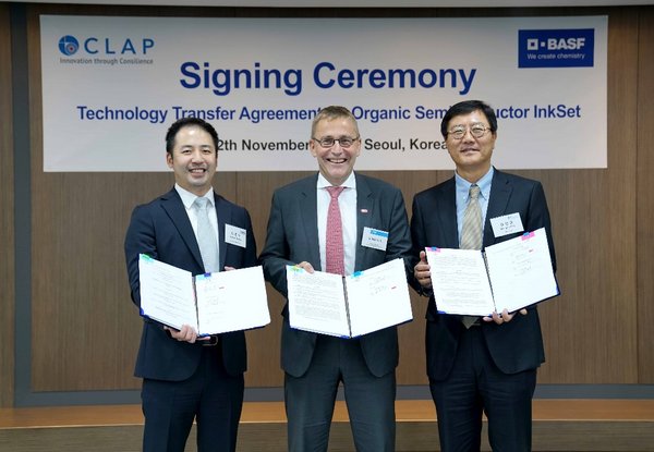 From left, CEO of Cleanwrap Moon-Soo Seung, Managing Director of BASF New Business GmbH Guido Poit, CEO of CLAP Sung-Ho Kim