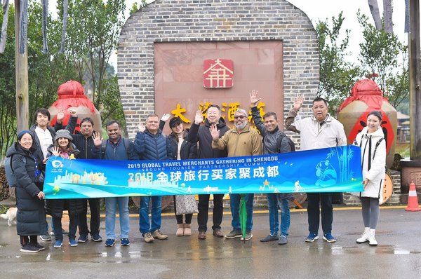 Social media influencers and representatives of tourism organizations from all over the world experience Chengdu's popular tourism routes, which connect famous scenic spots in the city. 