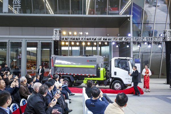 智能化自装卸式垃圾车揭幕
