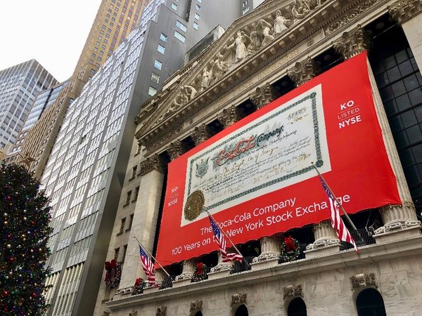 纽约证券交易所外墙上可口可乐上市100周年的庆祝招牌