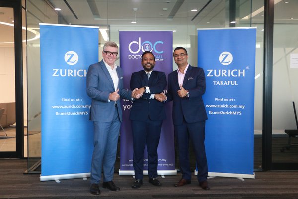 Ketua Zurich Malaysia, Stephen Clark (kiri), dengan pengasas bersama dan pengarah DoctorOnCall, Maran Virumandi (tengah) serta Ketua Pegawai Eksekutif Zurich Takaful Malaysia Berhad, Mukesh Dhawan (kanan) teruja untuk menawarkan perkhidmatan kesihatan digital percuma kepada pelanggan baru Zurich.