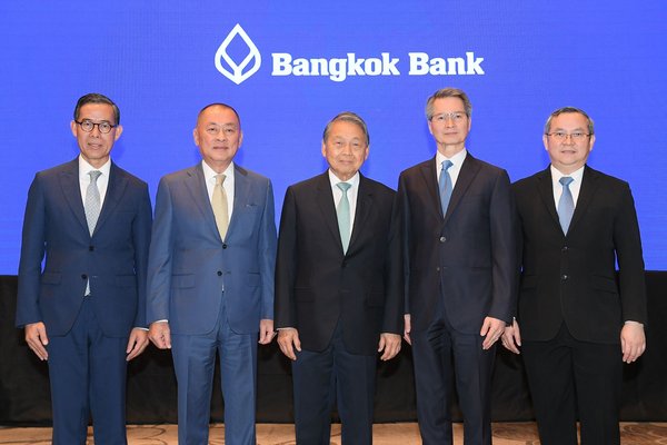 Bangkok Bank’s senior executives, led by Deja Tulananda (center), Executive Chairman; Chansak Fuangfu (2nd left),Executive Director and Senior Executive Vice President; Charamporn Jotikasthira (2nd right), Executive Director; Chaiyarit Anuchitworawong (far right), Senior Executive Vice President; and Thaweelap Rittapirom (far left), Executive Director and Executive Vice President, announced the bank’s plan to acquire Indonesia’s Bank Permata.