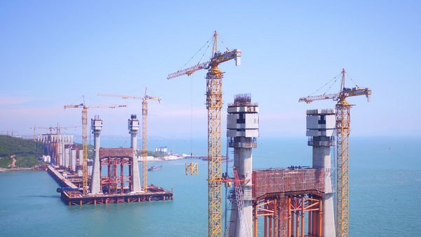 Zoomlion 타워 크레인, 세계 최장 도로-철도 해상교 위한 리프팅 완료