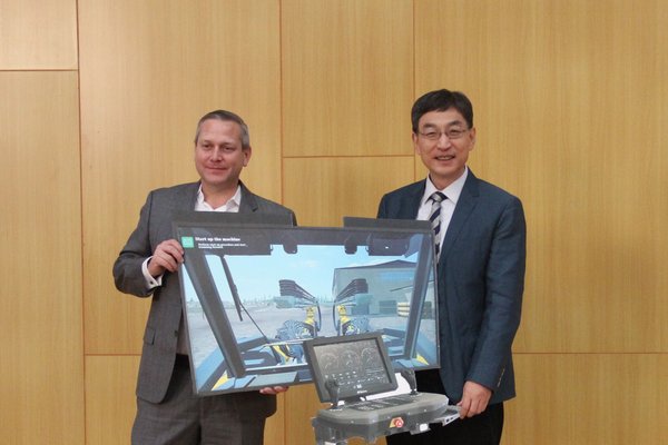 安百拓采矿设备模拟器捐赠仪式：安百拓中国区总裁Brian Doffing（左）和北京科技大学土木与资源工程学院院长金龙哲（右）