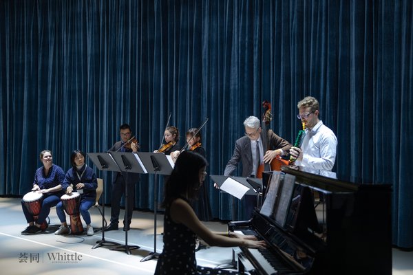表演艺术总监Nelson Wu 博士带领着音乐老师们献上由皮亚佐拉创作的名曲 《Libertango》合奏