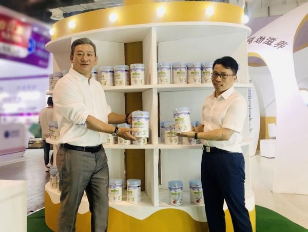Eurlate Vice GMBD Mr. ChenHong (Left) Ausnutria Group COO Mr. Deng Shenhui (Right)