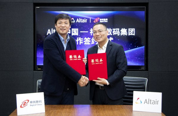 Altair大中华区总经理刘源博士（右）与神州数码集团股份有限公司副总裁刘风彦先生（左）签署合作协议