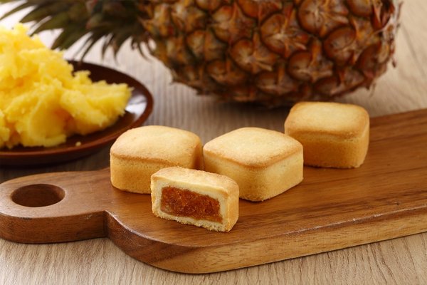 Yu Jan Shin memilih nanas keluaran Taiwan yang segar dan premium, merebusnya dalam tempoh yang lama untuk melembutkan pulpa dan pektin yang menjadi intinya, menghasilkan Kek Nanas Anugerah Emas eksklusif - keseimbangan sempurna antara manis dan masam.