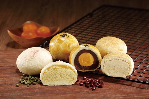 Yu Jan Shin also makes several other traditional Chinese desserts, among them, Yolk Cake, Mung Bean and Black Sesame Pastry, Mung Bean and Meat Pastry, Momoyama Custard Mooncake, Nougat as well as Chinese Date & Walnut Candy, all of which have proven highly popular with tourists.