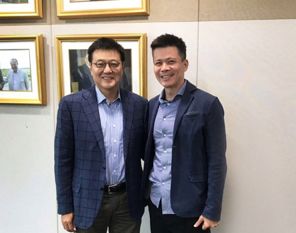 จากซ้ายไปขวา: คุณ Yong Hyun Kim ซีอีโอบริษัทหลักทรัพย์จัดการกองทุนฮันฮวา และคุณ Danny Toe ผู้ก่อตั้งและซีอีโอบริษัท ICHX Tech