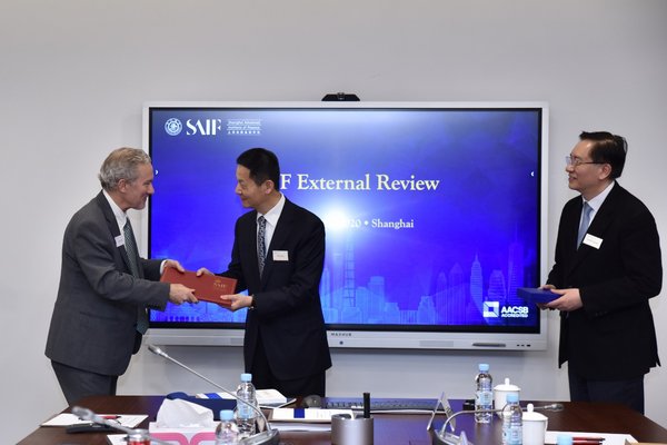 吴清与姜斯宪为国际评估专家颁发感谢证书