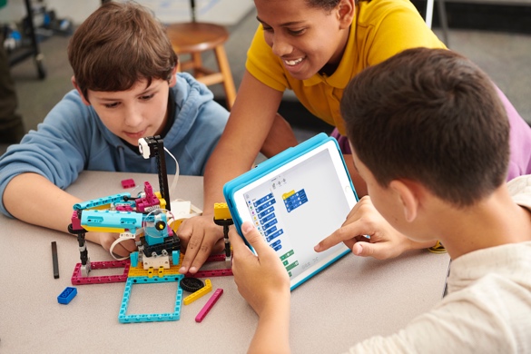 包括LEGO(R) Education SPIKE(TM) Prime科创套在内的乐高教育全系列产品组合旨在提升学生动手实践式学习能力，培养学生的审辩式思维技能