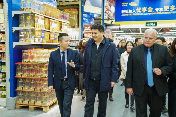 上海市普陀区区长姜冬冬到麦德龙视察节前商品供应及食品安全保障