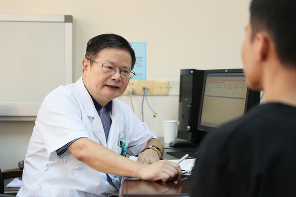 胡学强教授在门诊与多发性硬化患者交流治疗方案