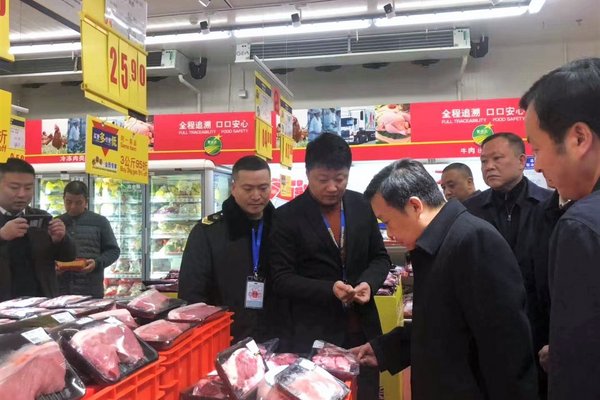 四川省德阳市市委书记靳磊查看肉类产品