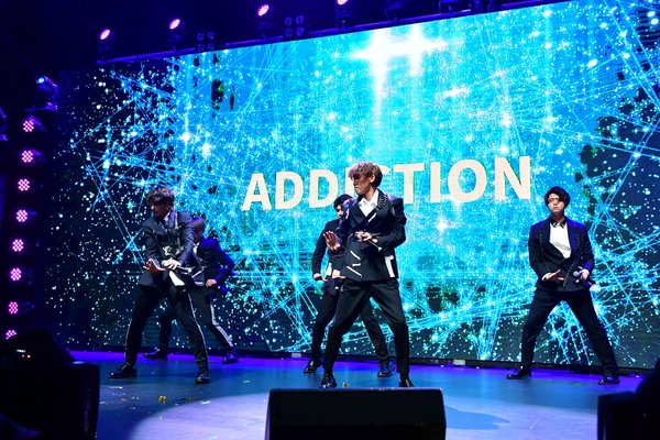 日本のグループADDICTION（アディクション）がガラ公演。彼らはユニバーサルと契約している数少ないブロードキャスターの1つで、近い将来、一躍有名になると期待されている。