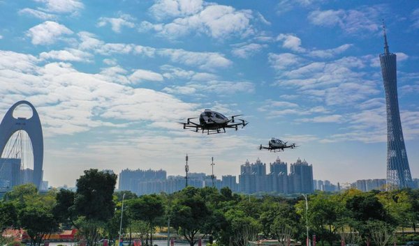 2019年11月31日，2架亿航216在广州市中心珠江新城同时起飞，实现了亿航载人级AAV在城市内空中观光游览商业化应用场景的首飞。