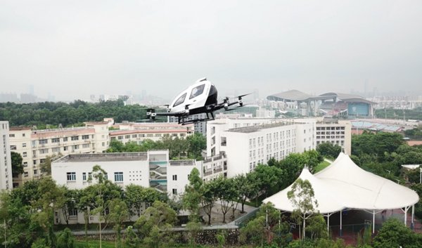 亿航自动驾驶飞行在城市上空飞行
