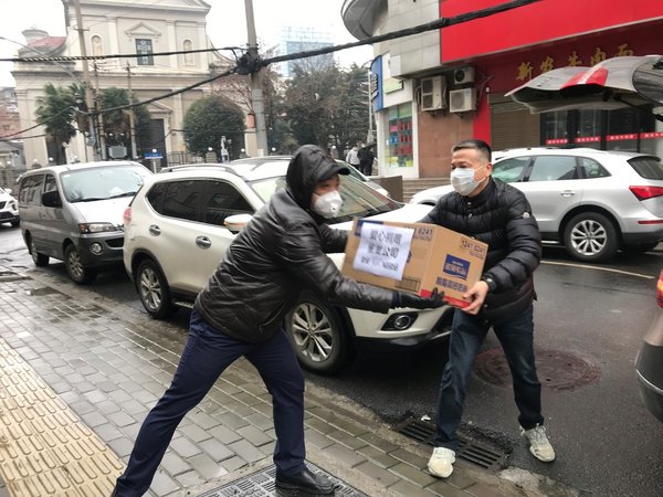 雀巢员工前往武汉市中心医院，把首批营养补给物资 -- 雀巢怡运高钙奶粉，赠送给奋战中的白衣天使们