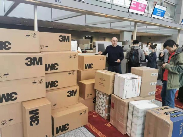 中联重科海外员工在法兰克福机场准备发送防护物资