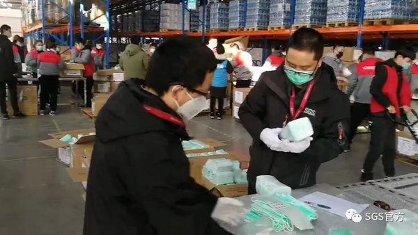 SGS检验员们早已等候在机场，在物资送抵仓库第一时间开箱验货几十万只口罩