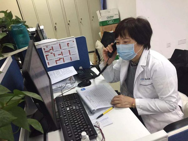 上海外服全科专家为企业员工提供健康咨询服务。