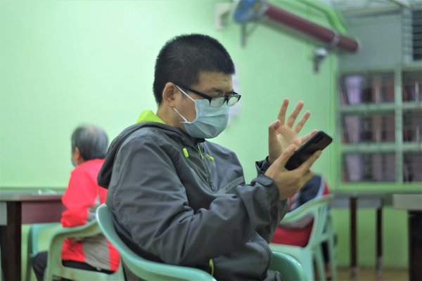 香港寬頻為長者及殘疾人士院舍提供智能手機連流動數據服務