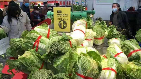 截至2月17日，武汉门店已销售了近百吨的“一元大白菜”。