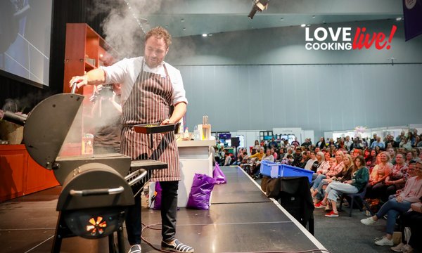 Chef Miguel Maestre wows the audience live on stage at Love Cooking Live!