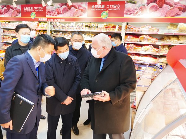麦德龙中国副总裁、营运总监尼古拉斯向廖国勋书记介绍麦德龙可追溯肉类产品